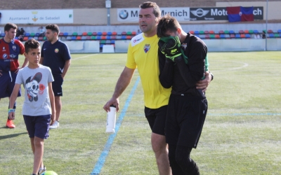 El porter Aitor Bover abandona plorant el camp un cop confirmat el descens | Adrián Arroyo